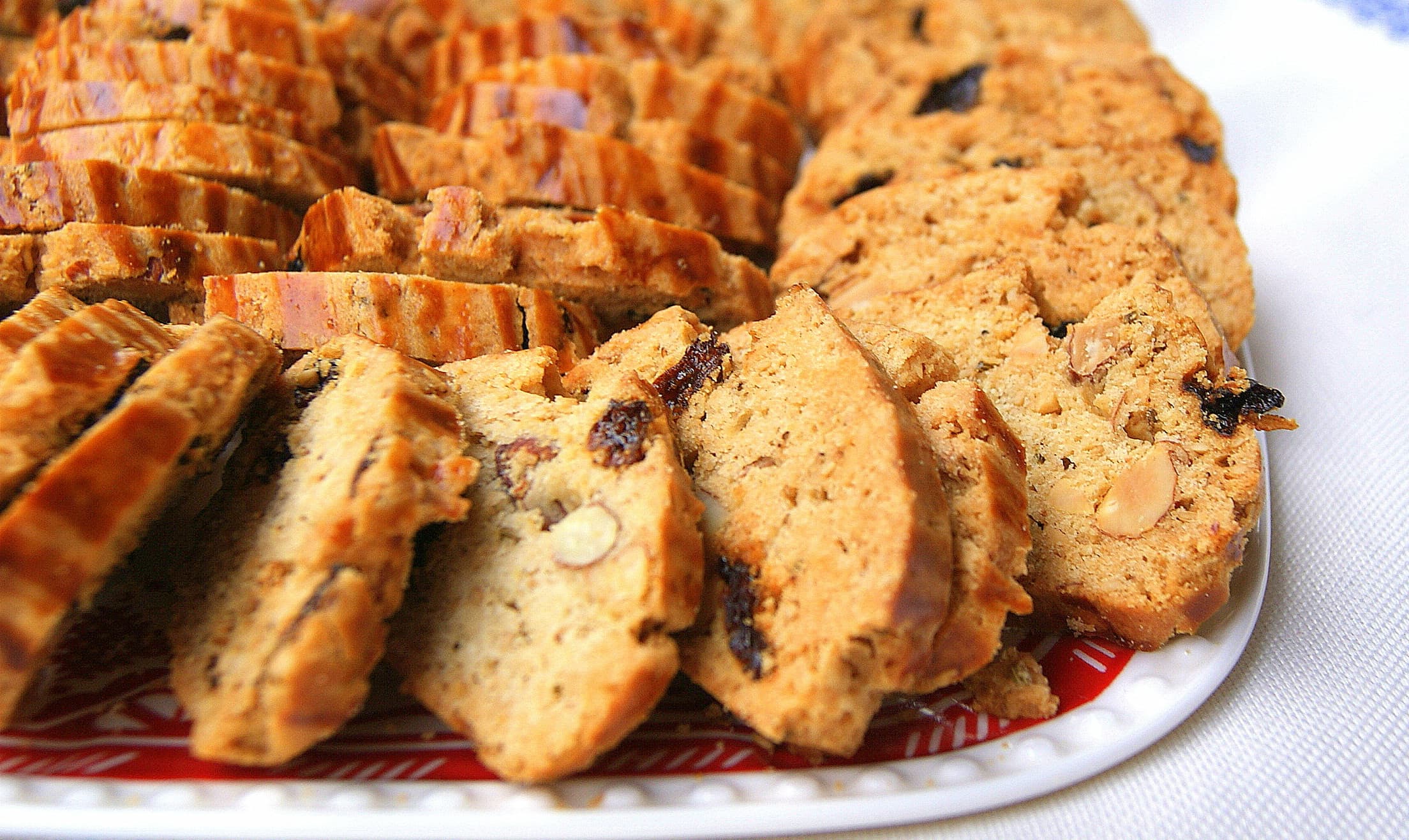 Fekkas Msseoues - cookies with almonds and raisins.