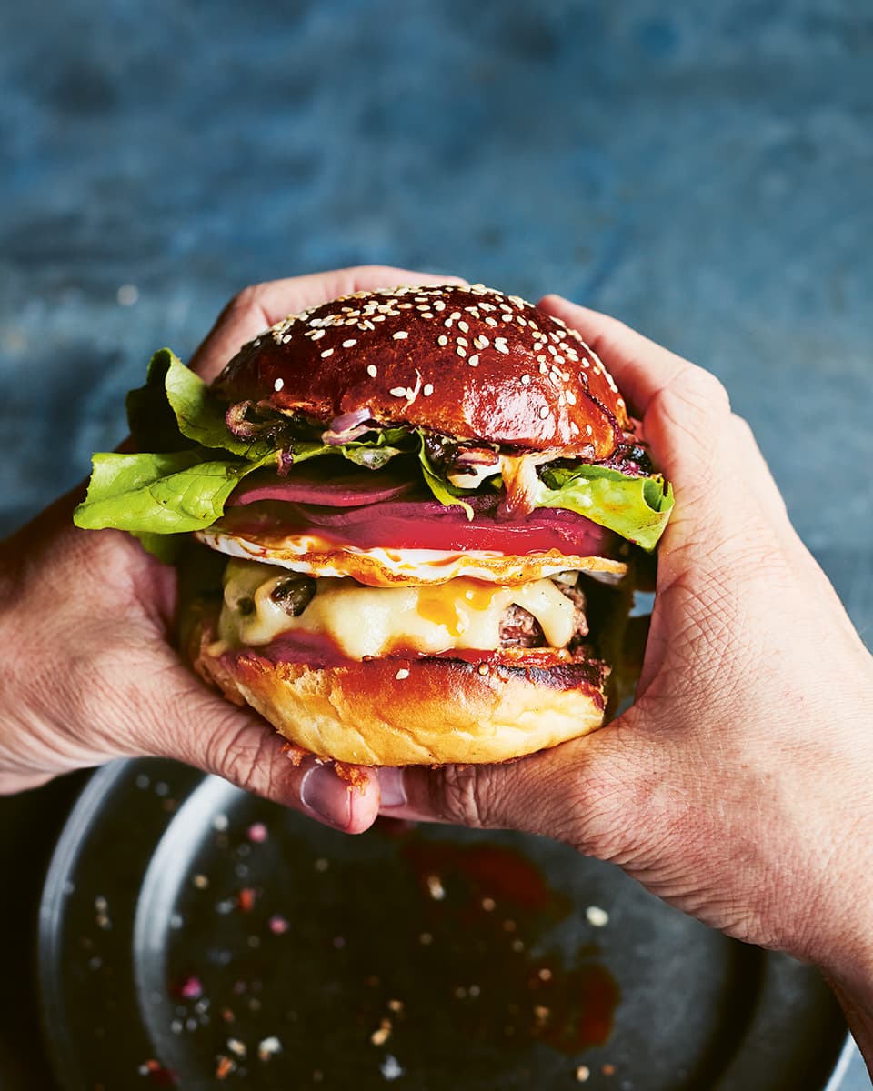 Kiwiburger - with pickled beetroot and a fried egg
